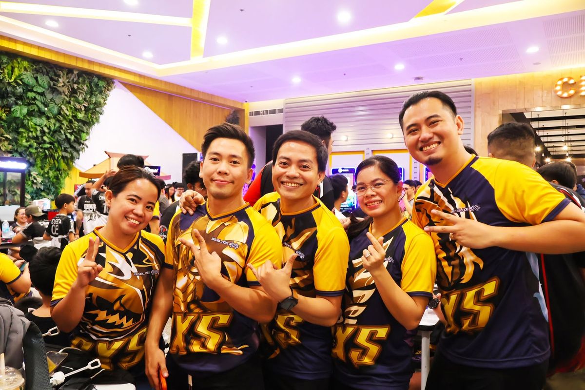 Team RXS bladers in gold jerseys